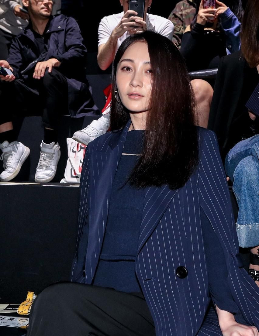 燃脂|姚笛模仿马伊琍剪短发，配西装气场明显不够，却穿出了另一种时髦