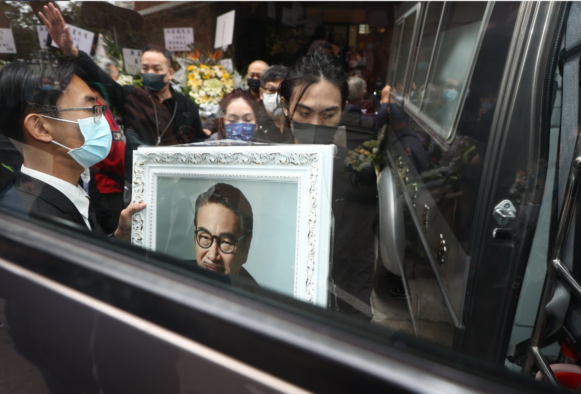 吴孟达|吴孟达昔日未能替师父扶灵，如今师母穿素衣送他最后一程