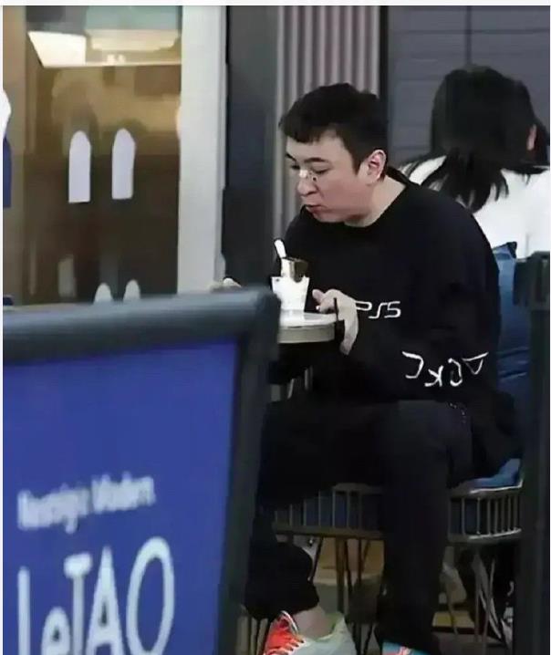 王思聪|王思聪的奢侈生活，穿价值59999的限量版鞋去吃路边摊，有钱任性