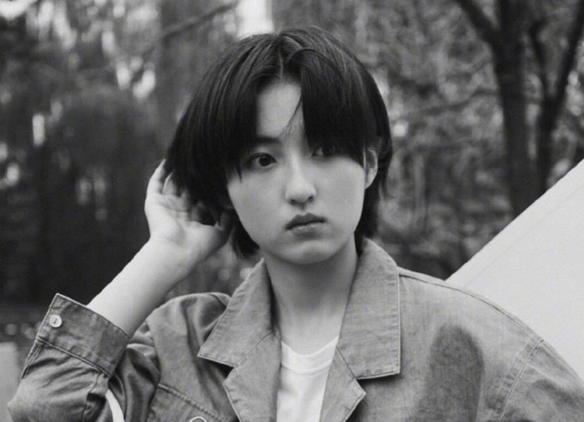 花匠小美 张子枫素颜火了，镜头直接怼脸拍，才知道什么是天生“电影脸”