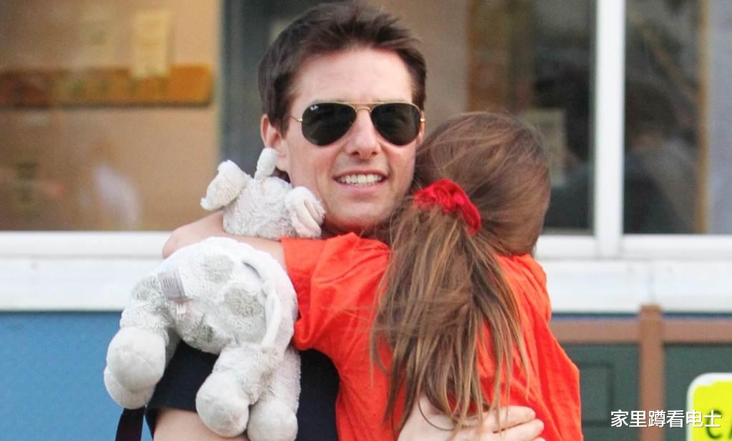 贝拉|阿汤哥女儿参加艺术展，被指没天赋靠拼爹，28岁朴素得不像星二代