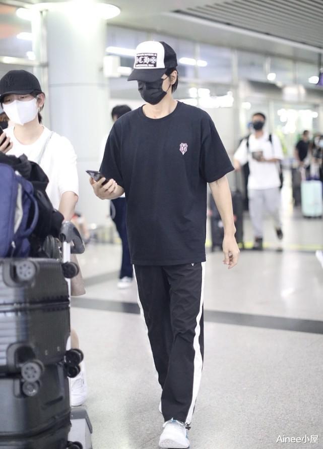 Ainee小屋|言承旭真是瘦高型身材，修身T恤配运动裤都宽松，但看着挺精神