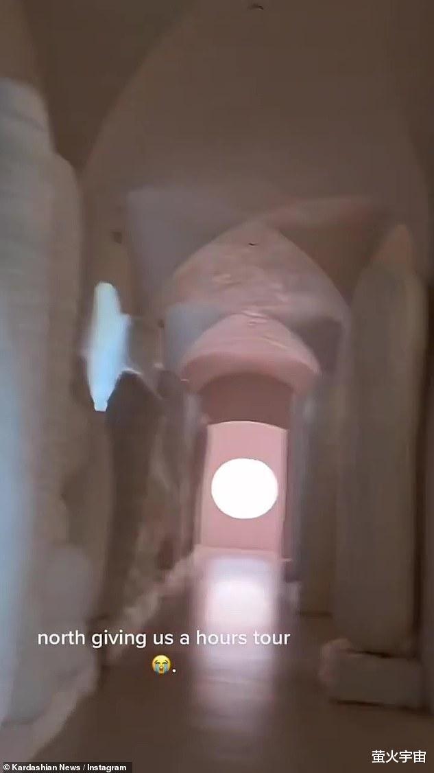 金·卡戴珊|金·卡戴珊8岁女儿北方在TikTok直播，泄露妈妈躺床样子