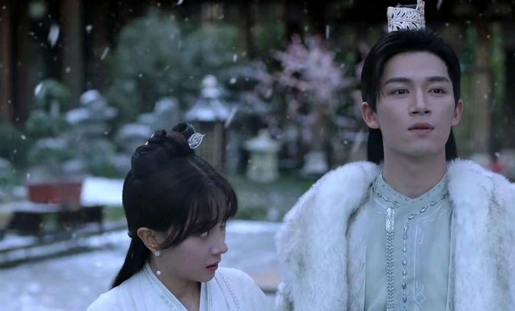 魏巍|《公子倾城》：林池木棍御敌！女主树上跌落，男主接入怀里