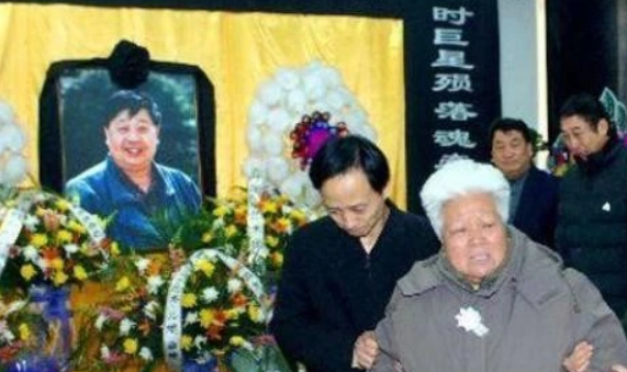 牛群|2018年常宝华去世，葬礼上侯耀华带头鼓掌牛群缺席，两人有何恩怨