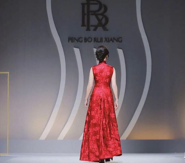 赵雅芝|赵雅芝真是奶奶辈的“身材天花板”，一袭红色旗袍裙走秀，好惊艳