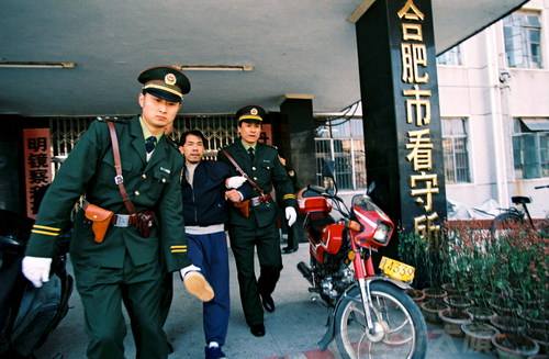 上海地铁 “杀人从不后悔，这是我的职业”，纵观恶魔法子英极端凶残的一生