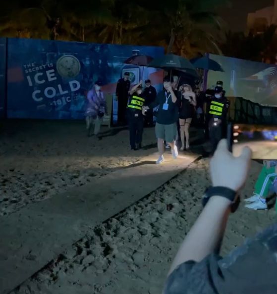 乃万|海南万宁：乃万穿短裙参加活动，走路被搀扶，“下雨风吹不冷吗”