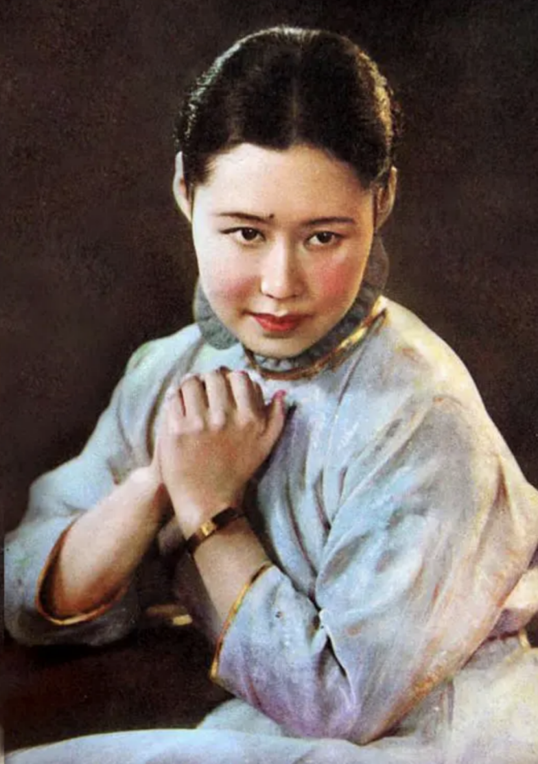 斯琴高娃|斯琴高娃：三婚嫁音乐家，跟儿子一起照顾瘫痪前夫，做不成夫妻做亲人