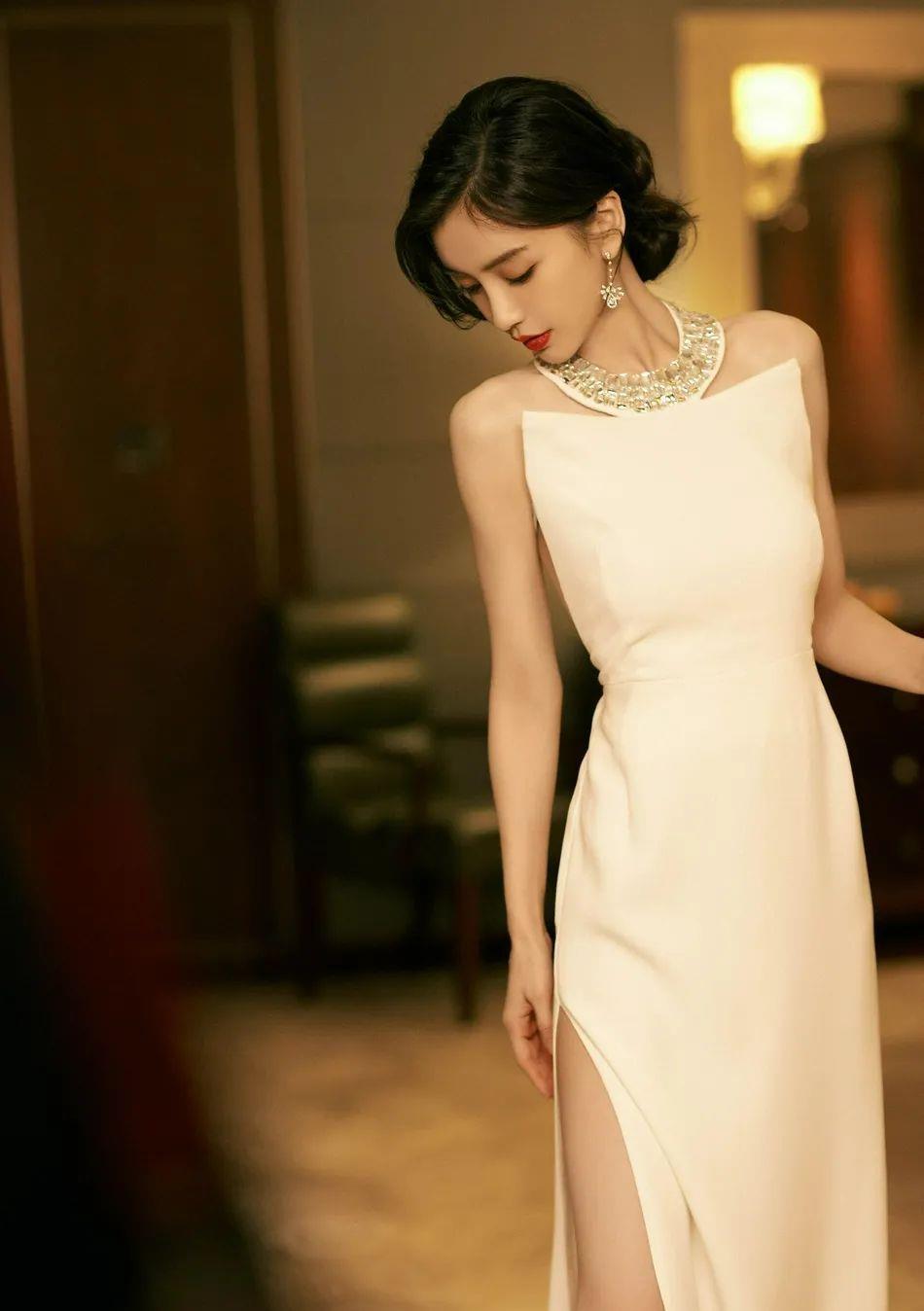 Angelababy|杨颖穿纯白色露背长裙超美艳！雪肤玉貌身材高挑性感撩人