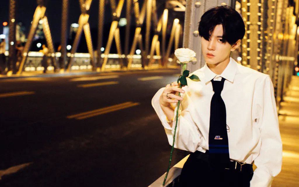 时尚圈的奇葩大喵|拍不出好看初秋夜景美照？巧用灯光和背景，暗夜也能拍出时尚大片