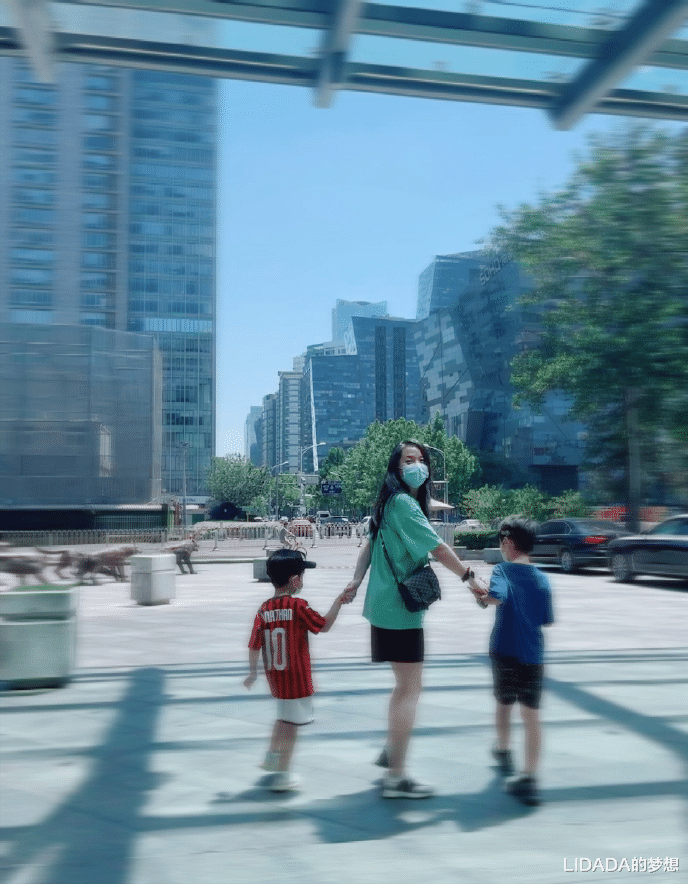 LIDADA的梦想 《突围》主演靳东：娶二婚妻子是他的福气，拥有她，事业顺风顺水