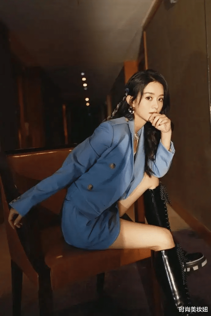 赵丽颖|“单身”的赵丽颖太惊艳，穿白色抹胸连衣裙现活动，美得高级精致