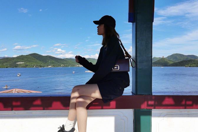 方脸妹说时尚|刘雯近照快瘦成麻杆,穿睡裙走机场好惊艳,喇叭裤填不满目测80斤