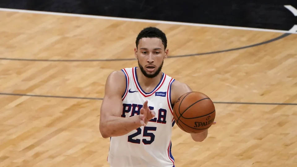 三里屯 有消息称76人以三队交易的方式将本-西蒙斯转会到国王