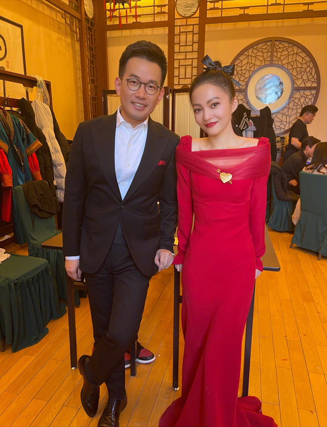 易烊千玺|众星登上《新闻联播》！刘德华穿唐装献唱，易烊千玺黄轩激情朗诵