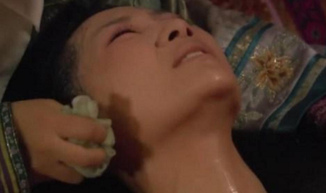 甄嬛|陵容流产时：为何甄嬛用手帕捂紧鼻子？你看原著中这段有多肮脏