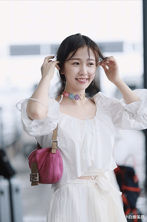 小白爱美搭|甜美女孩还得看虞书欣，一双大眼睛好灵动，脖子上小花颈环是亮点
