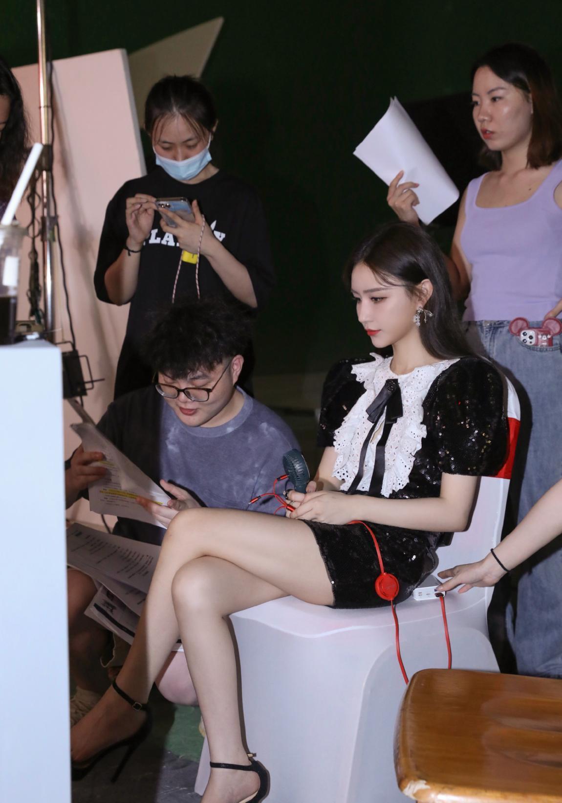 BiuVogue|赵露思送雪梨勺子火出圈，打扮气质相差不大，明星和网红也差不多