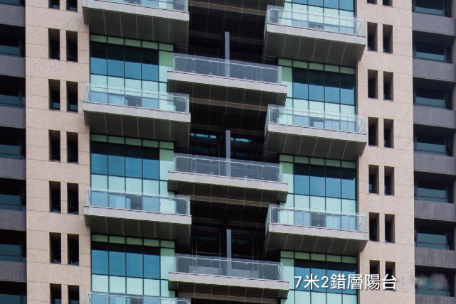 简易设计 阳台刚封好，楼上住户偷偷去投诉，物业无奈：封阳台可以，得重装
