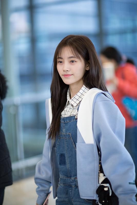 BiuVogue 鞠婧祎淡妆也很美，看着清纯多了，穿上牛仔裤更显年轻