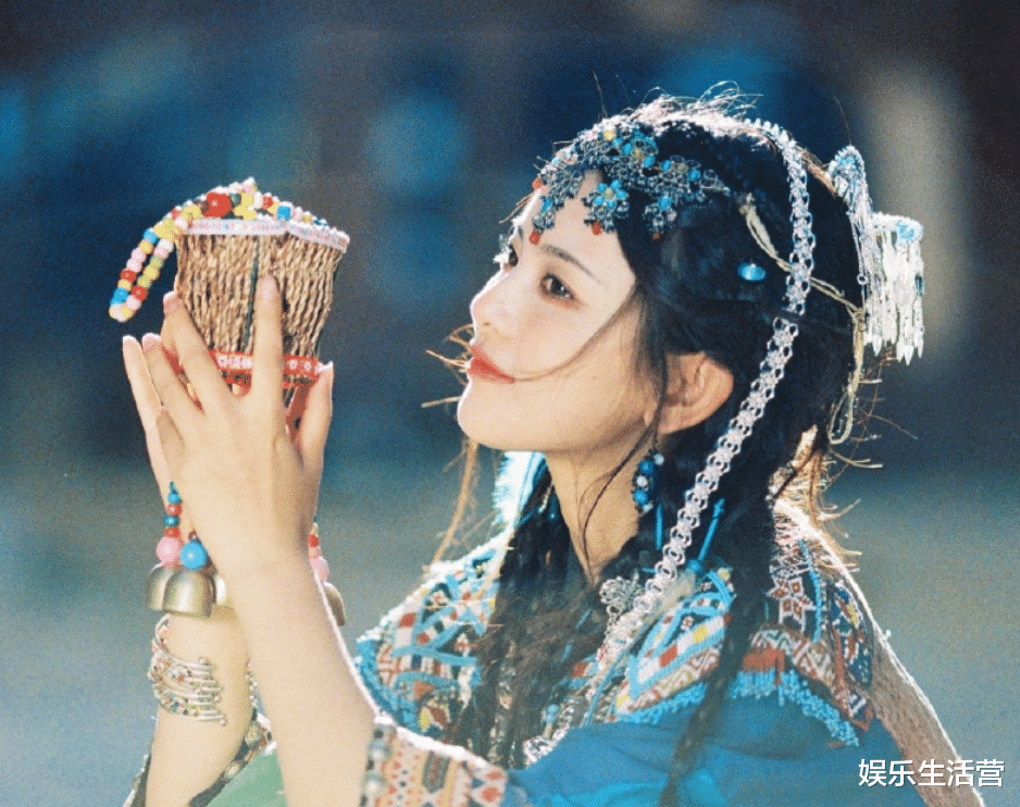 杨超越|杨超越回老家吃席，自称比走红毯还紧张，网友：明星也坐小孩那桌