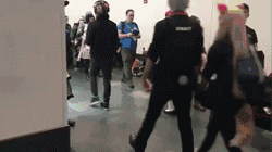 护肤品 “看了30年新闻联播,才知道主持人后面放那么多电视的原因!”