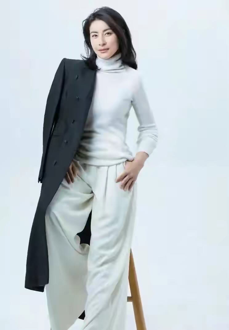 郭晶晶|郭晶晶难得背15万爱马仕出门，走路样子像遛弯阿姨，真没阔太架子