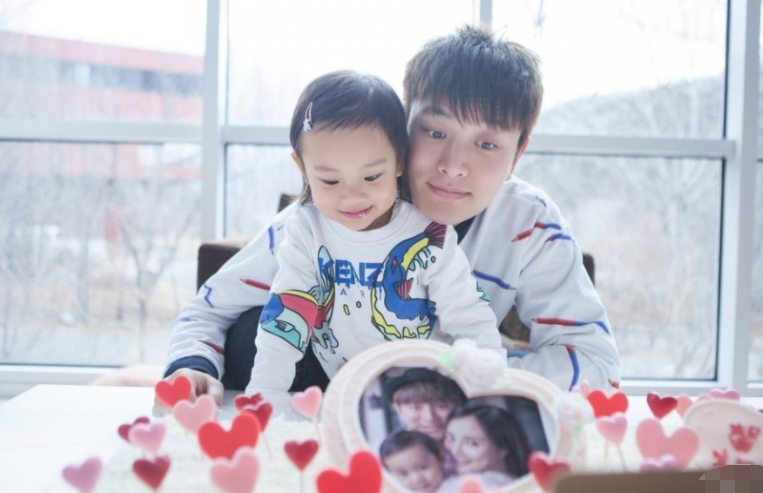 贾乃亮|甜馨九岁生日，贾乃亮发文为女儿庆生，称呼蕴含着满满的爱意