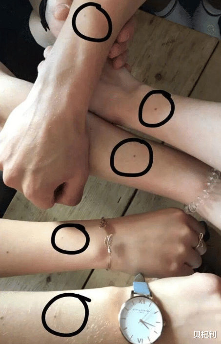 |妹子一看就是城里来的，在玉米地里这么穿，不扎胳膊么