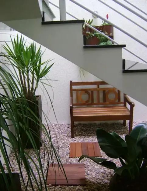 时尚装修设计大全|别总想着楼梯下面要储物，不如打造温室花园，花草流水好不惬意！