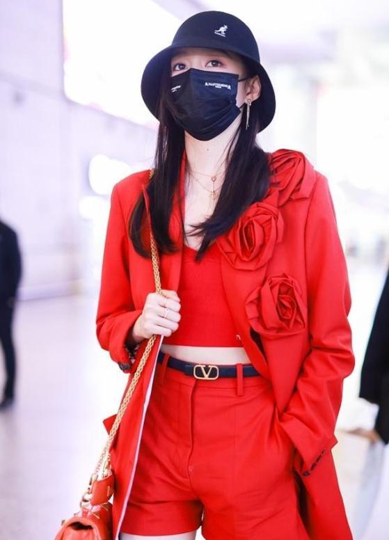 懒美人时尚|关晓彤越来越成熟了,红色玫瑰西装气质出众,秀出迷人美腿博眼球