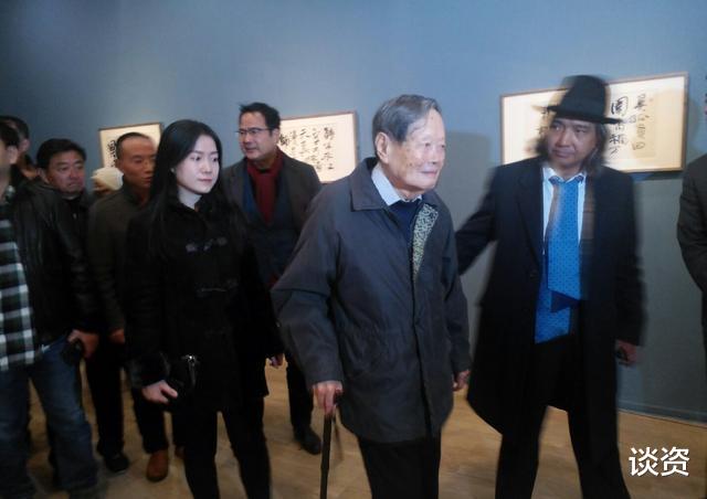 杨振宁|99岁杨振宁拄拐现身气色好，44岁娇妻清纯可人，亲密依偎太甜蜜