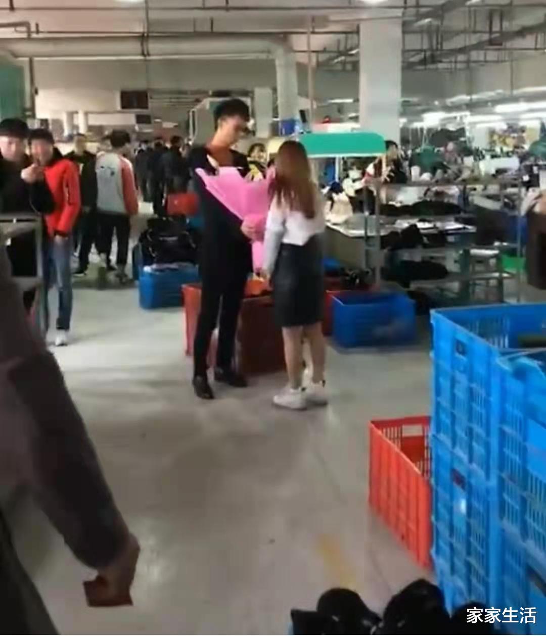 家家生活 广东，男子鞋厂里向心仪女孩送花：女孩向后退了，没戏了？