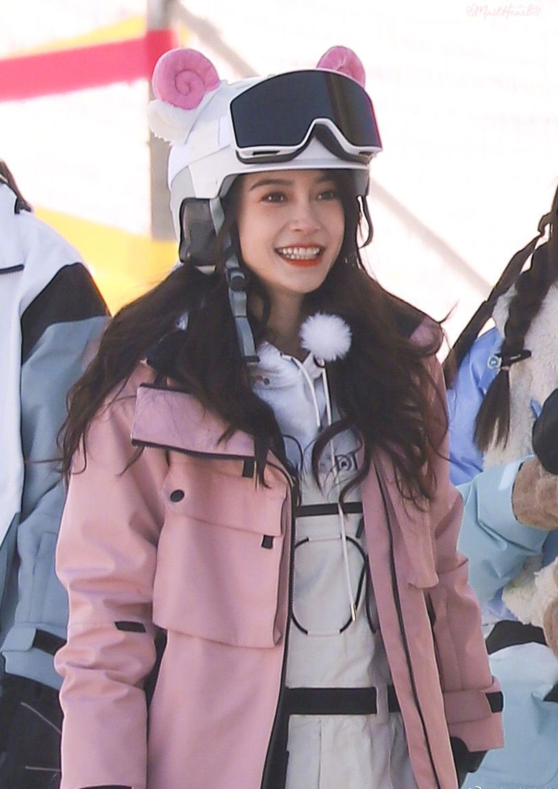 Angelababy|baby滑雪造型好美！长发飘飘生图抢镜，好似韩剧女主角