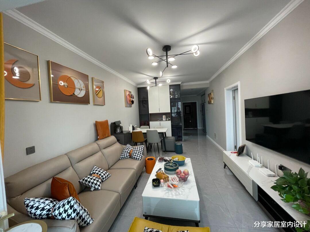 她家新房无吊顶,简单又舒适,第一次见把冰箱放在玄关,很实用!