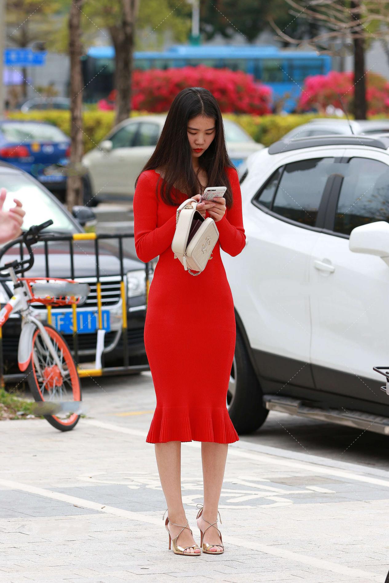 连衣裙|红色修身裙，后背独特式设计，更显大气时尚感