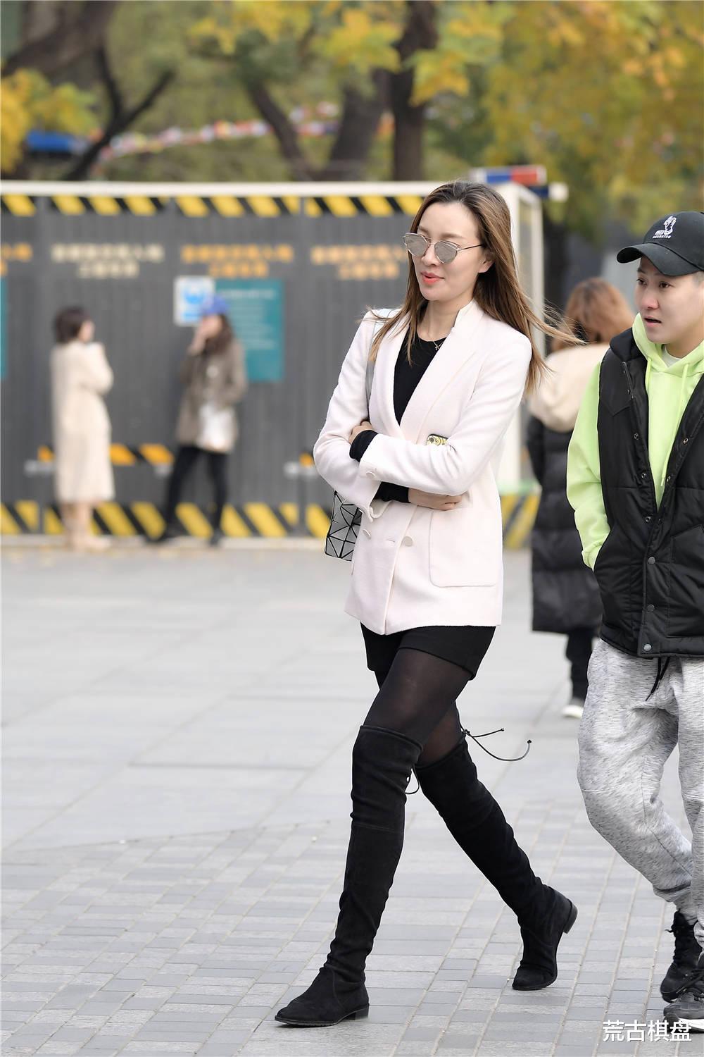 荒古棋盘 黑色过膝靴，秋冬季节经典，搭配厚实的黑色丝袜，时尚还显气质