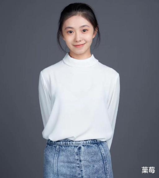 尹正|“谋女郎”刘浩存体重82斤，一双漫画腿让人挪不开眼，少女感十足