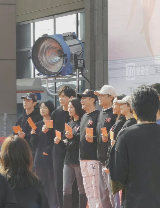 马伊琍|马伊琍白宇合作太期待!45岁马伊琍穿着简单没明星范,气质照样出众