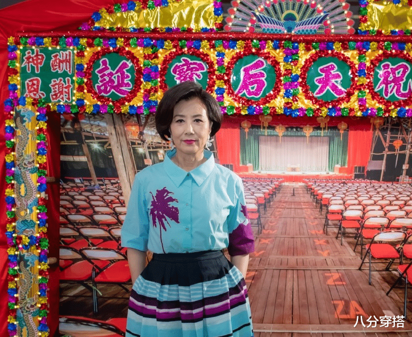 八分穿搭|汪明荃真不服老,一袭蓝色衬衫裙知性优雅,身材状态不输00后