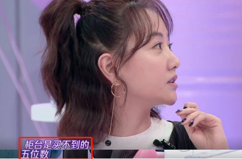 伊能静|53岁伊能静自曝保养一年20多万！皮肤白嫩似少女，一头长发凌乱美