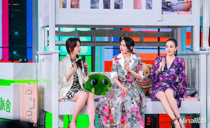 秦岚|51岁钟丽缇超自信!穿死亡芭比粉健美裤机场炸街,外八站姿真霸气