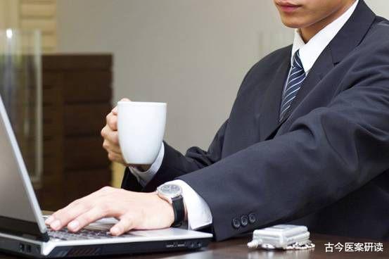 动脉硬化|41岁男子不碰烟酒，摔倒后竟瘫痪，医生：晨起1习惯，骨头全是“窟窿”