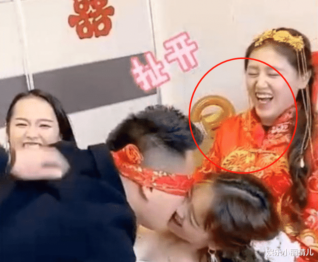  新郎蒙眼选新娘误亲伴娘，新娘却笑得合不拢嘴
