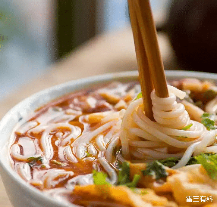 雷三有料|螺蛳汤做法极为复杂?柳州街头找寻答案,烹饪方法吸人眼球