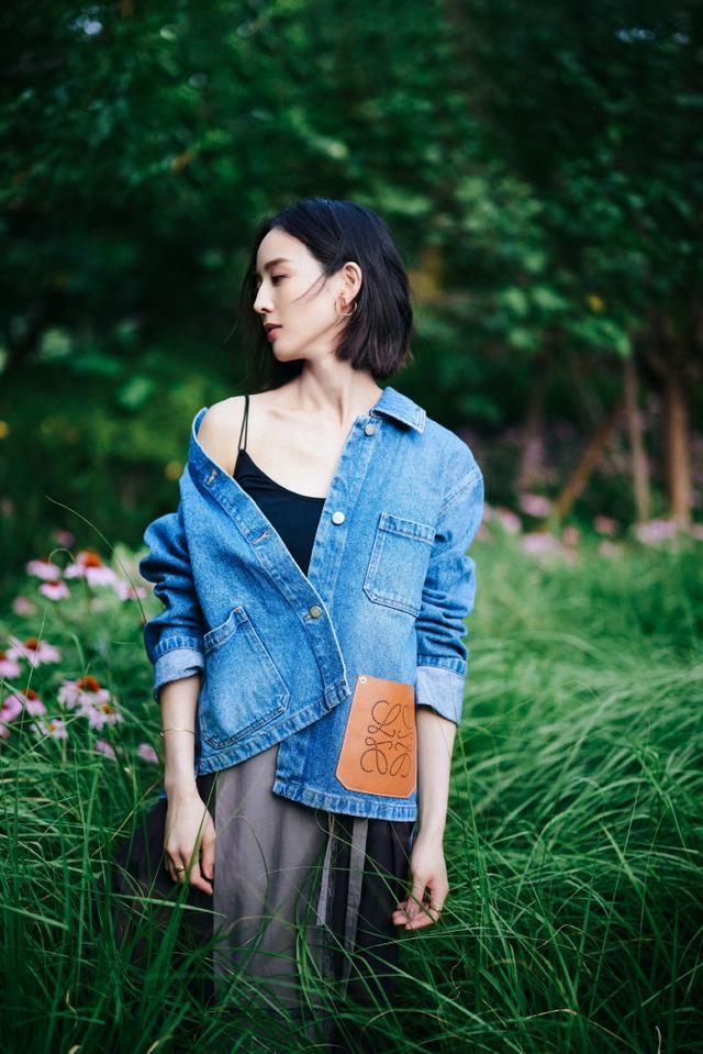 旗袍公馆|张钧甯也不好好穿衣，外套故意错开系扣露内搭，好在气质很出众