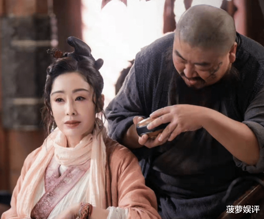 赵敏|还记得回眸成经典的“赵敏”吗？54岁复出拍戏，差点没认出来