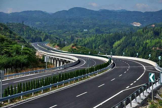 货车高速跑900多公里收费4千多,湖北一收费站引起争议
