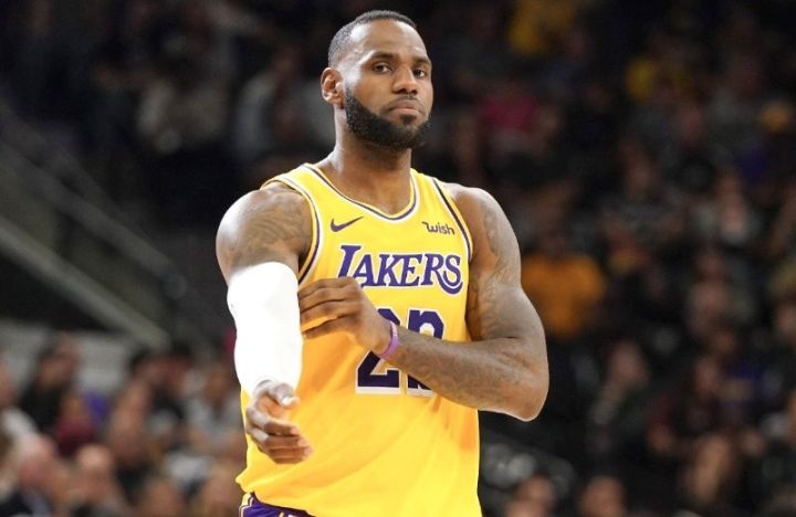 凯里·欧文 欧文和威少互换?詹姆斯:我不期盼那样的交易,简直是胡说八道